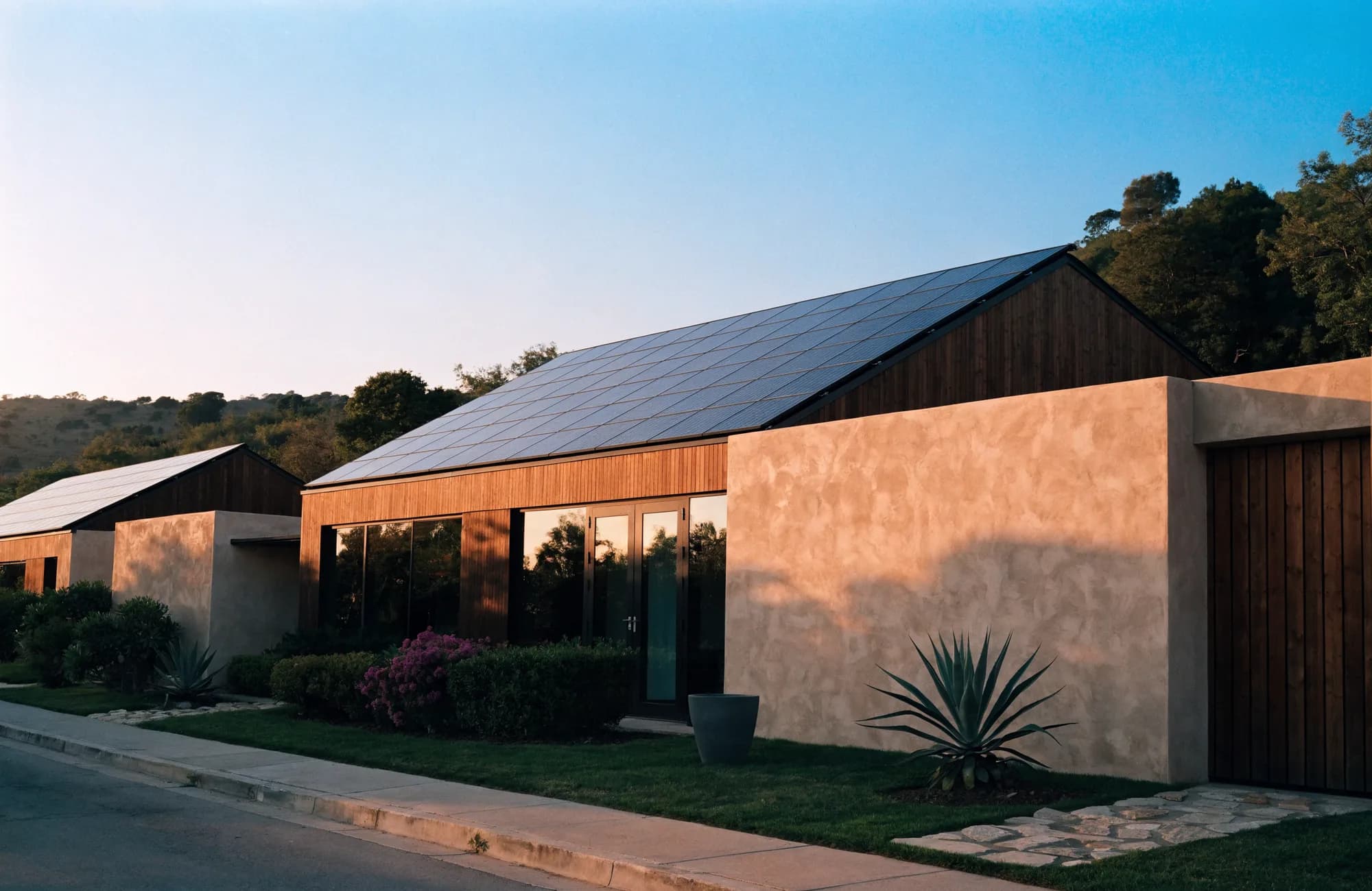 Casa moderna con paneles solares Asterion Energy al atardecer