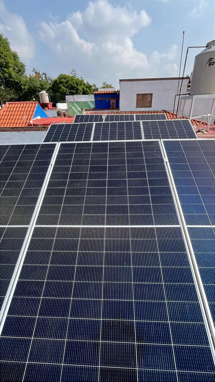 Módulos solares sobre la azotea de un inmueble en Villa Coyoacán